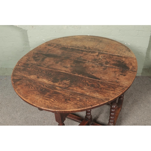 604 - A George II oak gateleg table on bobbin turned legs with stunning patina to top.

Hx73cm
Wx113cm
Dx5... 