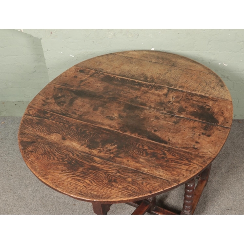 604 - A George II oak gateleg table on bobbin turned legs with stunning patina to top.

Hx73cm
Wx113cm
Dx5... 