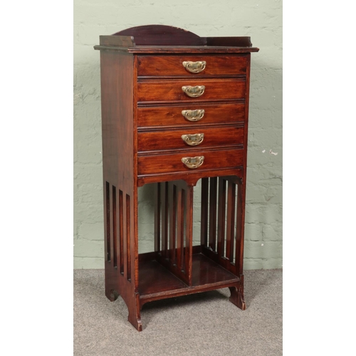 610 - An Edwardian mahogany music cabinet with hinged drawers and two lower shelves

Hx110cm
Wx52cm
Dx35cm