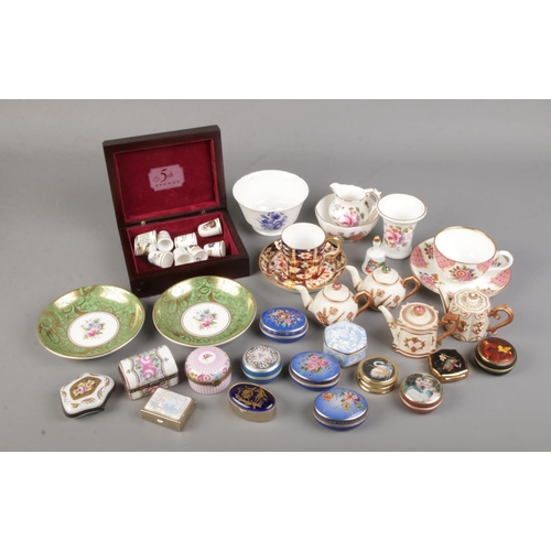 122 - A collection of ceramics. Includes Royal Crown Derby, Minton, Royal Worcester thimbles, pill boxes e... 