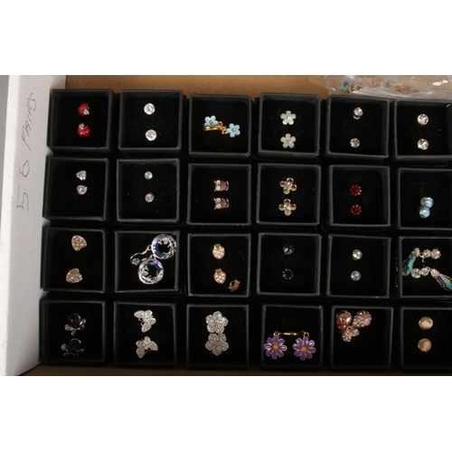 123 - A large quantity of costume jewellery earrings. Includes paste set, enamelled etc.