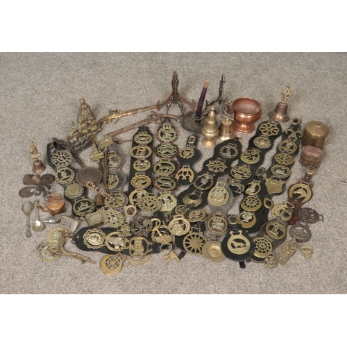 209 - A box of assorted metal wares to include horse brasses, lidded boxes, bells, candle snuffer, etc.