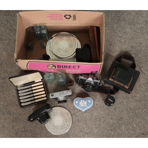 239 - One box of assorted miscellaneous items, containing camera equipment including Canon Canonet QL19, W... 