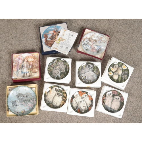 266 - A box of cabinet plates. Includes six Wedgwood Dick Twinney owl plates, Royal Worcester etc.