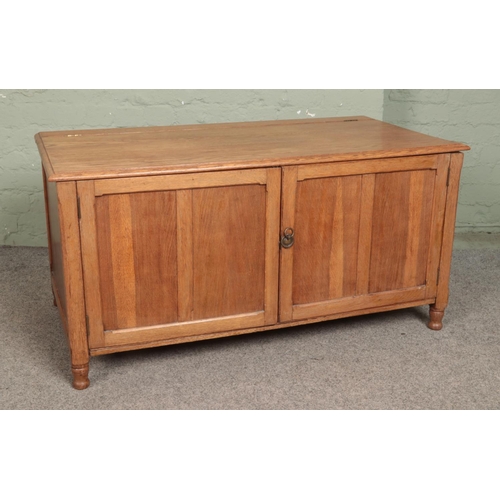 525 - An oak blanket box with cupboard doors to front and hinged top. 

Hx57cm
Wx116cm
Dx61cm