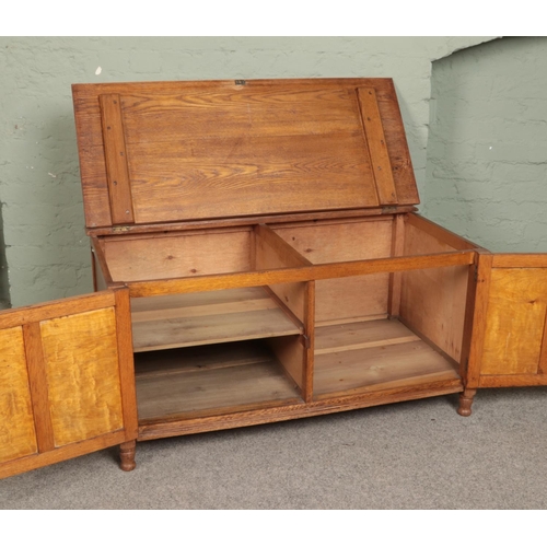 525 - An oak blanket box with cupboard doors to front and hinged top. 

Hx57cm
Wx116cm
Dx61cm