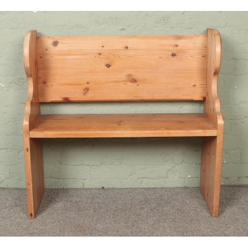 531 - A small pine hall bench/settle. Height: 92cm, Width: 96cm, Depth: 35cm.