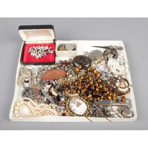 113 - A tray of costume jewellery to include tigers eye bead necklet, garnet bead necklet etc