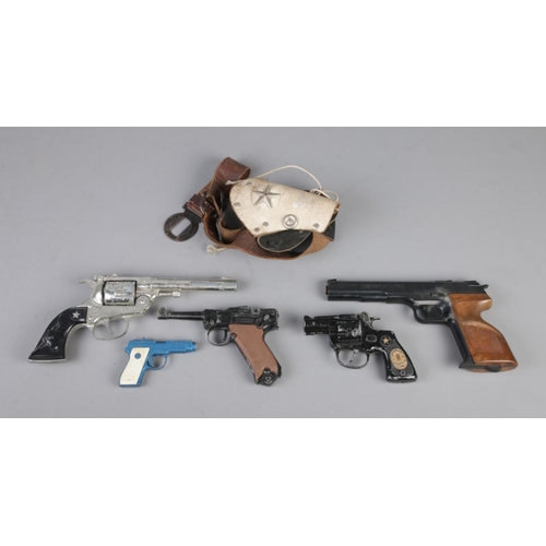 114 - A collection of vintage toy guns, including Lone Star Cheyenne, Sleuth and Dragnet.