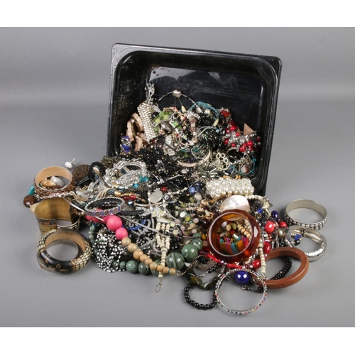 121 - A large tray of costume jewellery including bangles, beaded necklaces etc