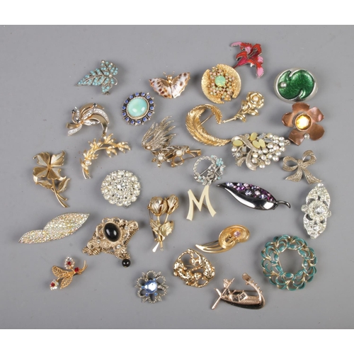 122 - A collection of 30 costume jewellery brooches including floral and butterfly examples.