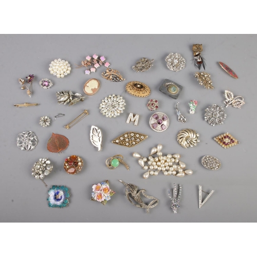 127 - A collection of 40 costume jewellery brooches.