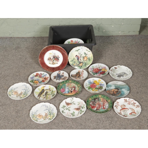 166 - A large quantity of assorted cabinet plates, to include five Royal Albert 'Country Walk', Bradford E... 