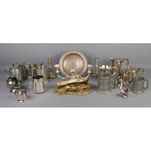 195 - A box of assorted metalwares to include brass Holywell Mining plaque, candlesticks, tankards and coa... 