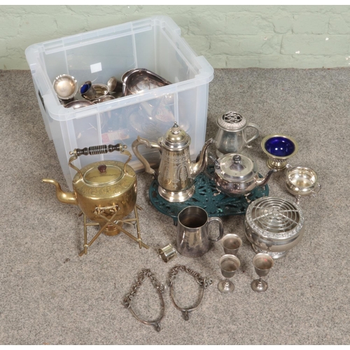 201 - A box of assorted metal wares to include brass teapot on burner, stirrups with integrated spurs, sil... 