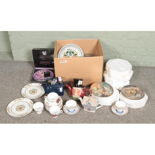 202 - A collection of mixed ceramics including Franklin Mint Heirloom Recommendation, novelty teapots, Win... 