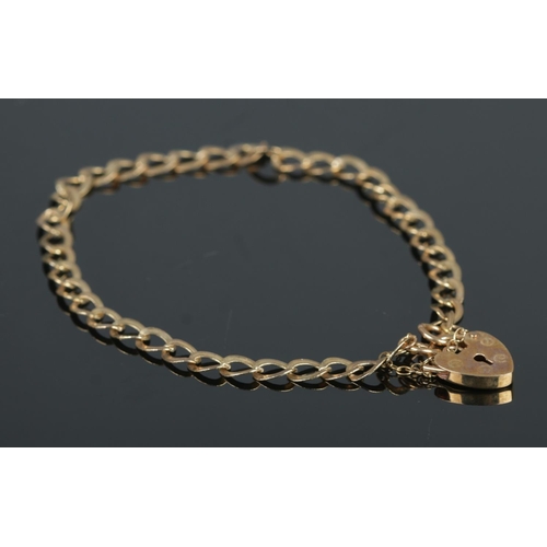 377 - A small 9ct Gold bracelet with heart shaped clasp. Total weight: 2.9g