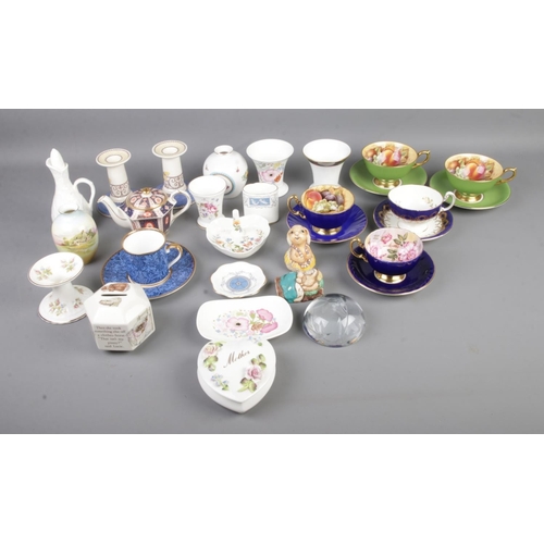 94 - A tray of assorted ceramics to include Wedgwood Ralph Lauren, Aynsley teacups, Coalport, Royal Doult... 