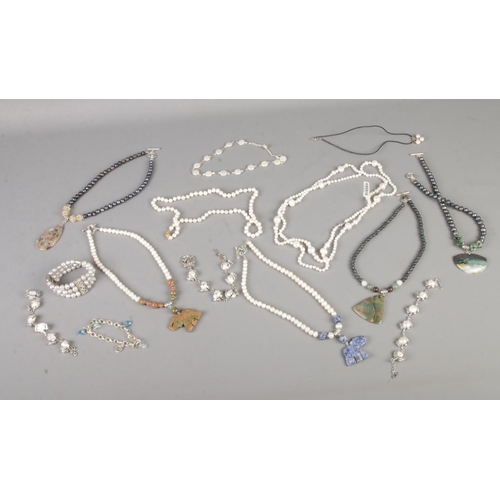 101 - A quantity of cultured fresh water pearls and agate jewellery including necklaces and bracelets.