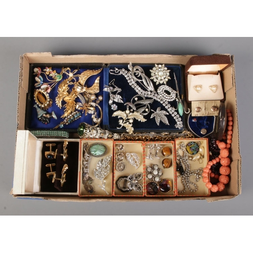 33 - A tray containing vintage costume jewellery, including marcasite set brooches, carved graduated bead... 