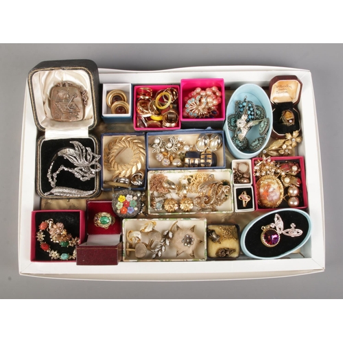 38 - A tray of costume jewellery, containing vintage examples. Includes dress rings, hummingbird brooch, ... 