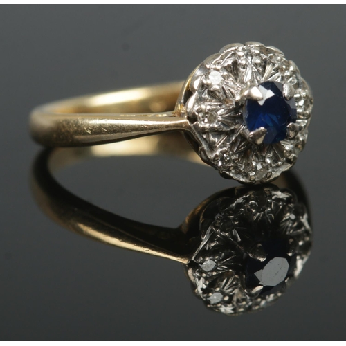 389 - An 18ct Gold Sapphire and Diamond cluster ring. Size I. Total weight: 3.2g.