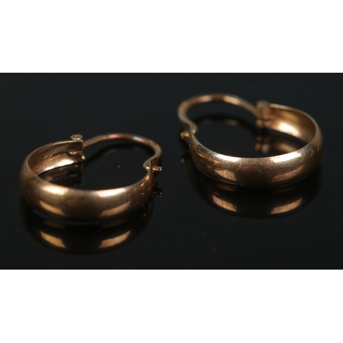 395 - A pair of 9ct rose gold round tube hoop earrings.

1g