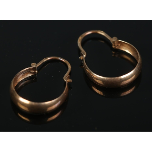 395 - A pair of 9ct rose gold round tube hoop earrings.

1g