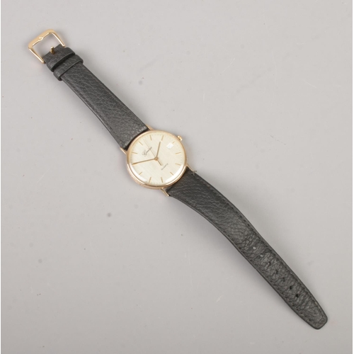 400 - A Gents Geneve 9ct Gold cased quartz wristwatch, on black leather strap. Weight of back plate: 2.9g.