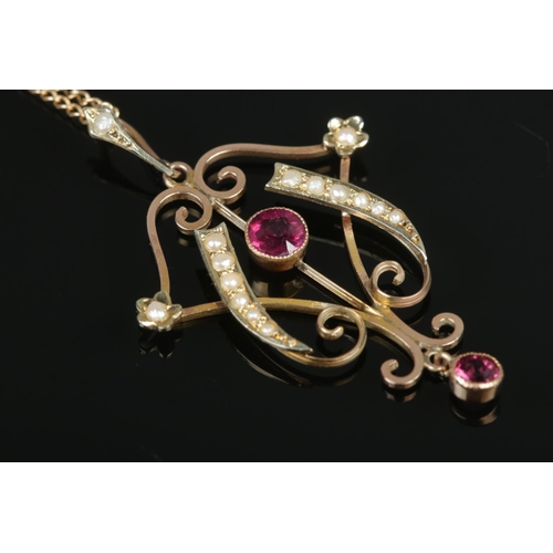 401 - A 9ct Edwardian style Garnet and Pearl pendant, suspended on dainty 9ct Gold chain. Total weight: 3.... 