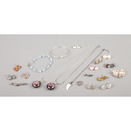 406 - A collection of vintage marked silver jewellery, to include mother of pearl tooth and resin pendants... 