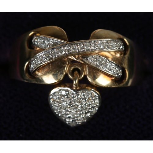 414 - A 9ct gold ring formed as a laced band with heart shaped charm. Size I, 3.47g.