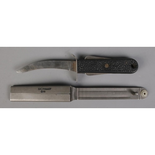 433 - An RAF MkIII flying suit survival knife, with cover. Bearing broad arrow mark, 22C/4466607.