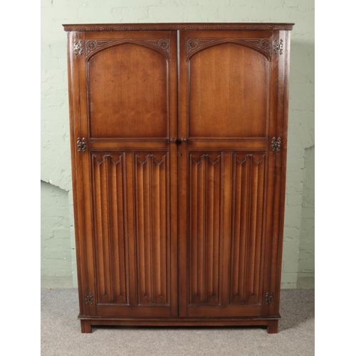 484 - A large oak linen fold panel wardrobe.

Hx184cm
Wx126cm
Dx58cm