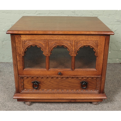 494 - A good quality oak carved tv cabinet of small proportion.

Hx53cm
Wx60cm
Dx50