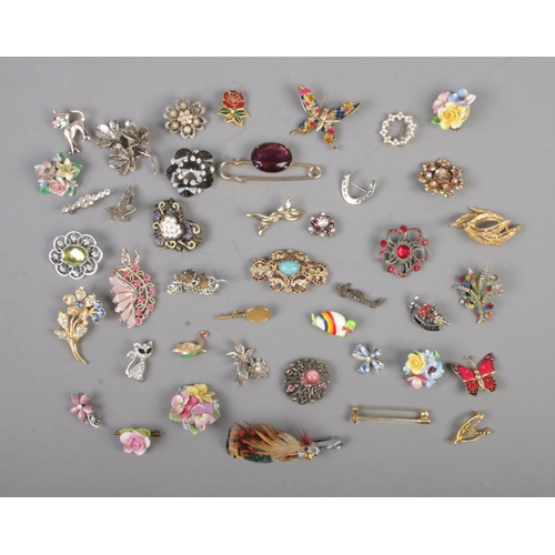 116 - A collection of approx. 40 costume jewellery brooches to include floral, feather, butterfly and tort... 