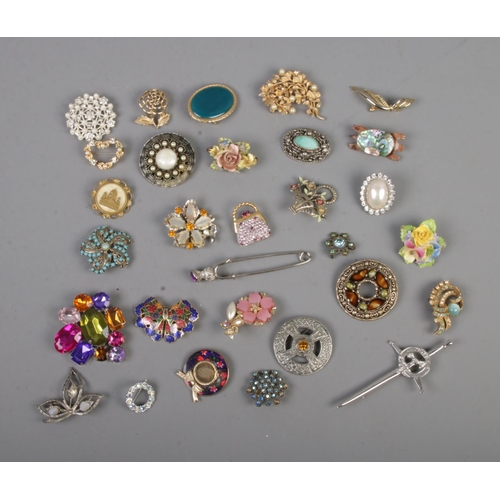 120 - A collection of approx. 30 costume jewellery brooches to include Celtic, Abalone, floral and gemston... 