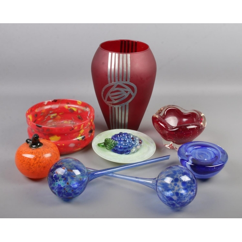 135 - A collection of art glass. Includes Whitefriars style controlled bubble ash tray, Kosta Boda bowl, f... 