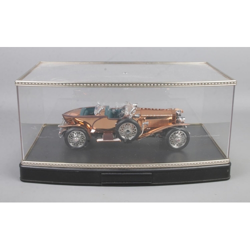 60 - A Franklin Mint 1:24 scale 1921 Rolls Royce Silver Ghost diecast model with specially fitted copper ... 