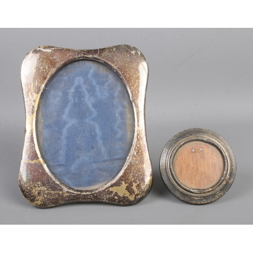 473 - Two silver mounted photo frames, both on easel back, one of miniature circular form. Height of talle... 