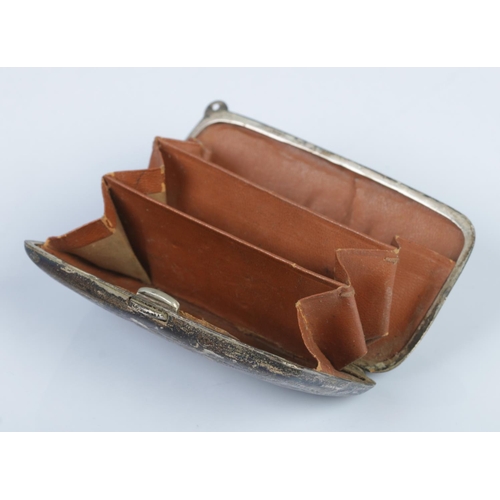 474 - A silver hinged purse with three compartments to the interior. Assayed for Chester, 1918. Total weig... 