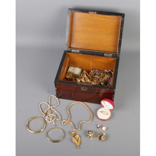 81 - A small rosewood workbox with contents of assorted yellow metal costume jewellery to include rolled ... 