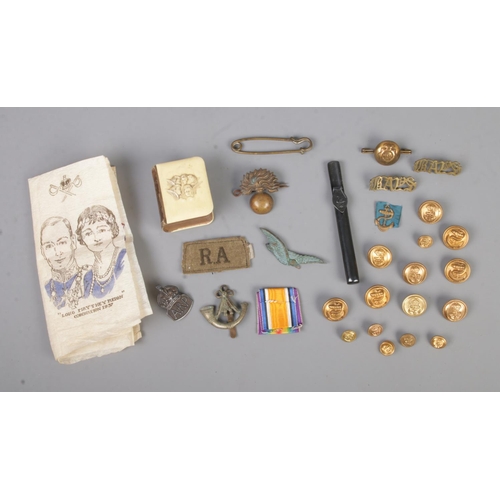 482 - A collection of mostly military collectables to include WWII RAF Pathfinders cap badge, quantity of ... 