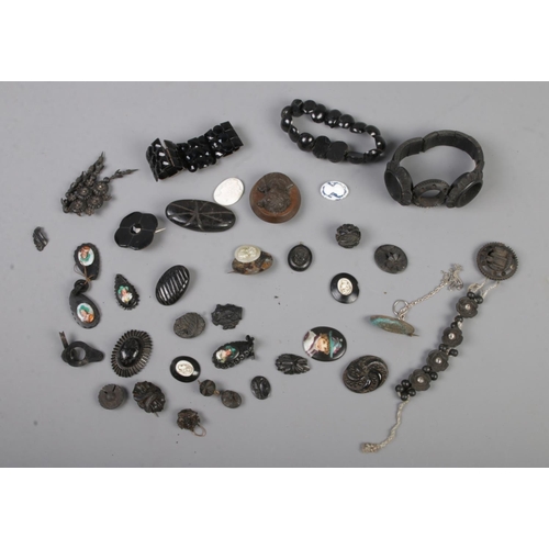 106 - A tray of jet and similar jewellery including bracelets and brooches etc