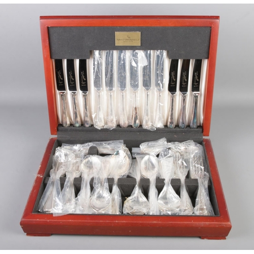 21 - A Roberts & Dore, Sheffield silver plated canteen of cutlery for six.