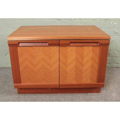 505 - A G Plan E Gomme base unit/cabinet with herringbone design.

Hx55cm
Wx76cm
Dx50cm