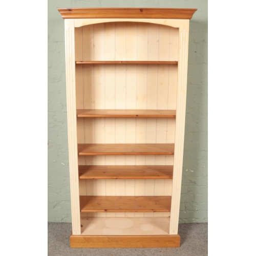 533 - A modern painted pine bookcase

Hx190cm
Wx97cm
Dx35cm