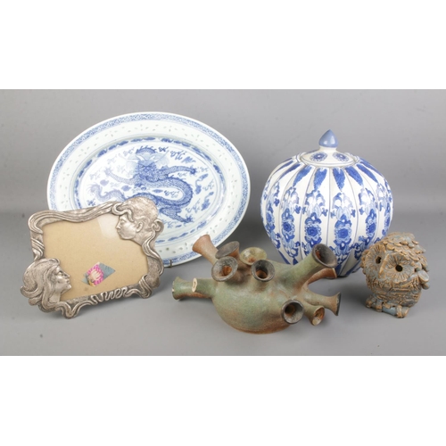 118 - A quantity of mixed collectables inlcuding a large oriental style blue and white jar and platter, st... 