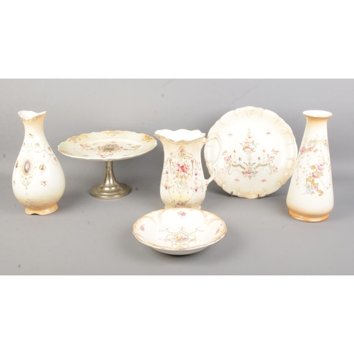 14 - A collection of blushware ceramics, to include examples from Crown Devon, Fieldings and Ducal.