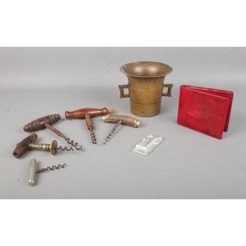 17 - A quantity of collectables, to consist of five vintage corkscrews including Henshaw type example, br... 